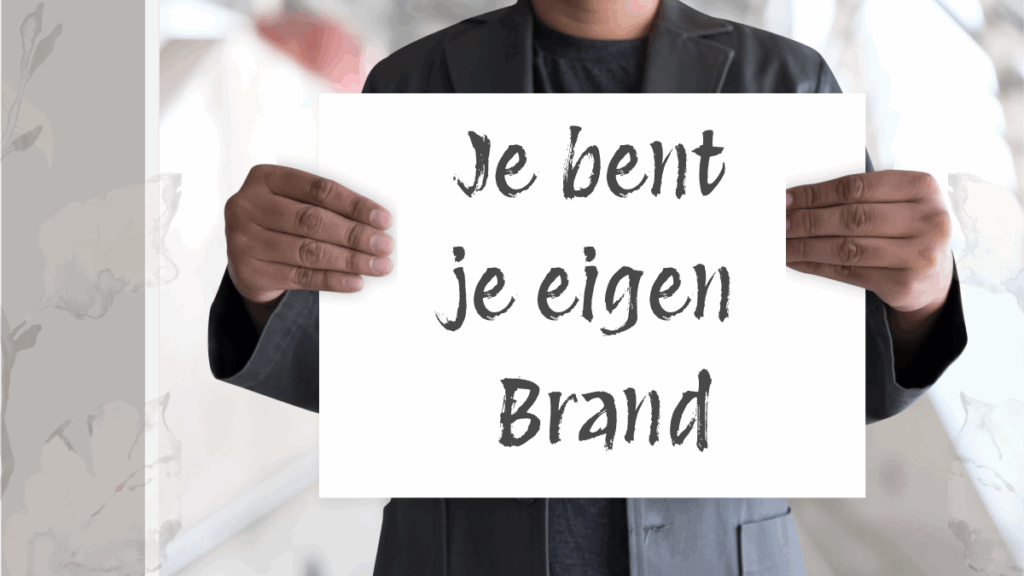mannen handen die bord vasthouden met tekst Je bent je eigen brand